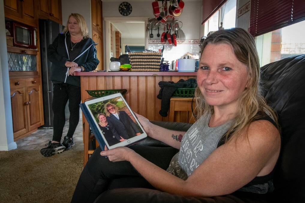 Michelle with a photo of her late husband Kim, who died from prostate cancer in 2018. Back, her sister Andrea Tidey, who has also signed up for the challenge. 