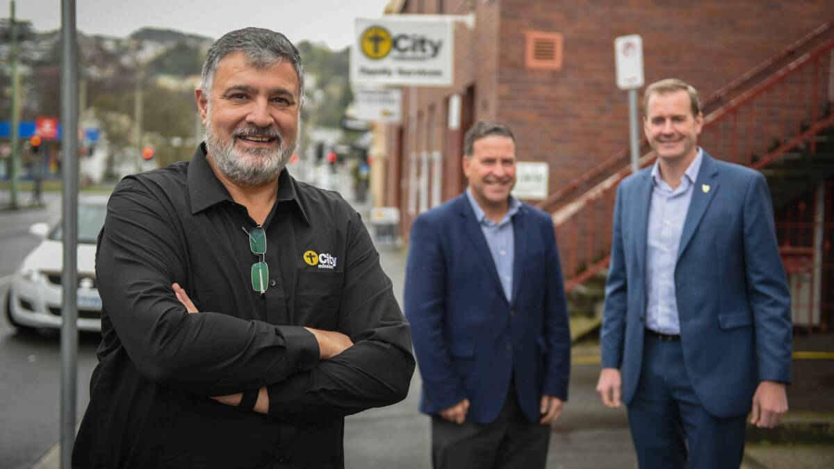 PROGRESS: Mission to Quit participant Nicky Gray says the program has helped him kick his smoking habit for good, pictured with City Mission chief executive Stephen Brown and Health Minister Michael Ferguson. Picture: Paul Scambler 