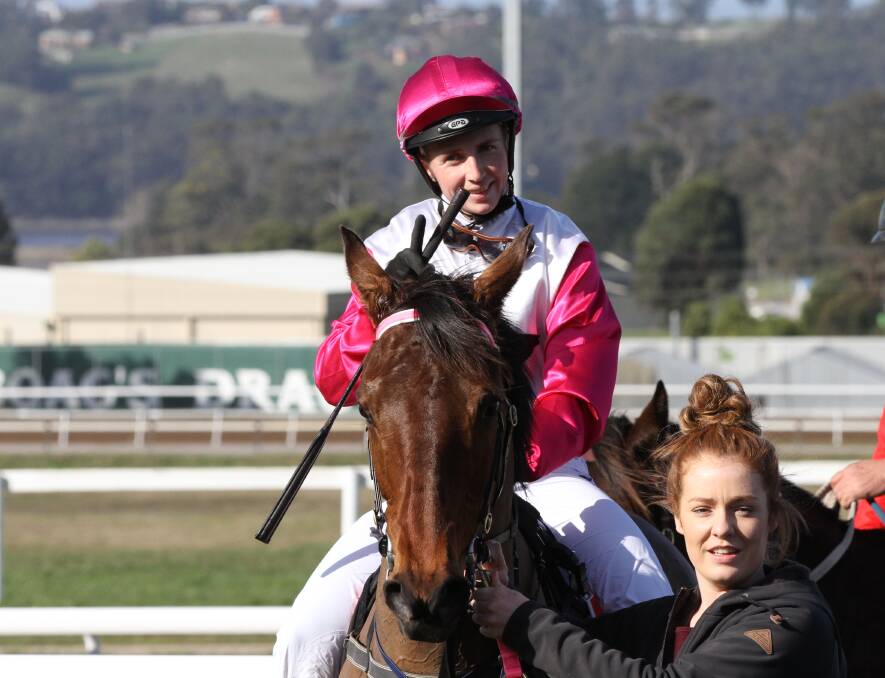 Reformed 'looney' Reward Achiever completed a treble for trainer Glenn Stevenson at Mowbray.