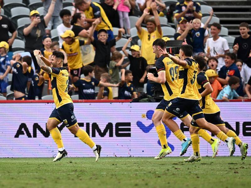 A late penalty by Mikael Doka (left) led the Central Coast Mariners to victory over the Wanderers. (Dan Himbrechts/AAP PHOTOS)