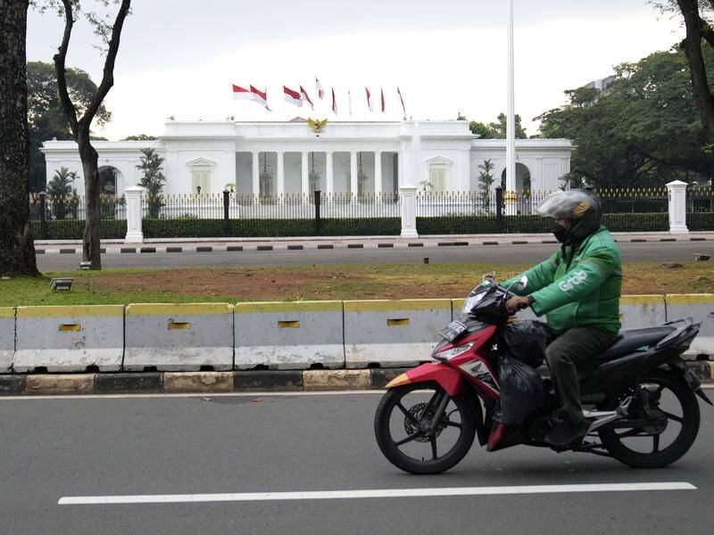 Indonesian police arrested a woman who pointed a gun at a presidential palace guard in Jakarta. (AP PHOTO)