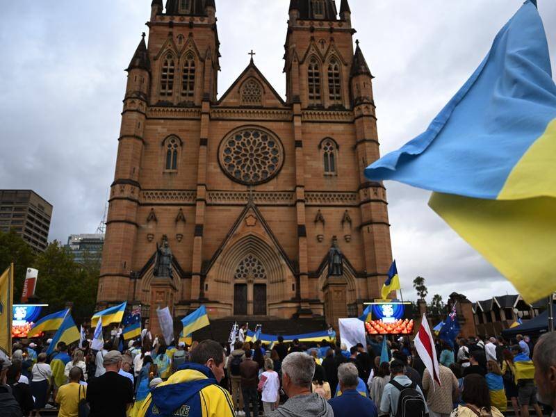 Sydney's Ukrainian community held a vigil outside St Mary's Cathedral on Thursday evening. (Dean Lewins/AAP PHOTOS)