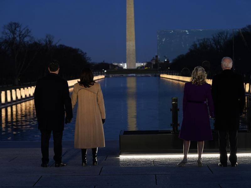 A ceremony for the US's 400,000 COVID-19 dead has taken place at the Lincoln Memorial in Washington.
