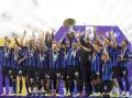 Inter Milan players finally celebrate their Serie A triumph at the San Siro. (AP PHOTO)