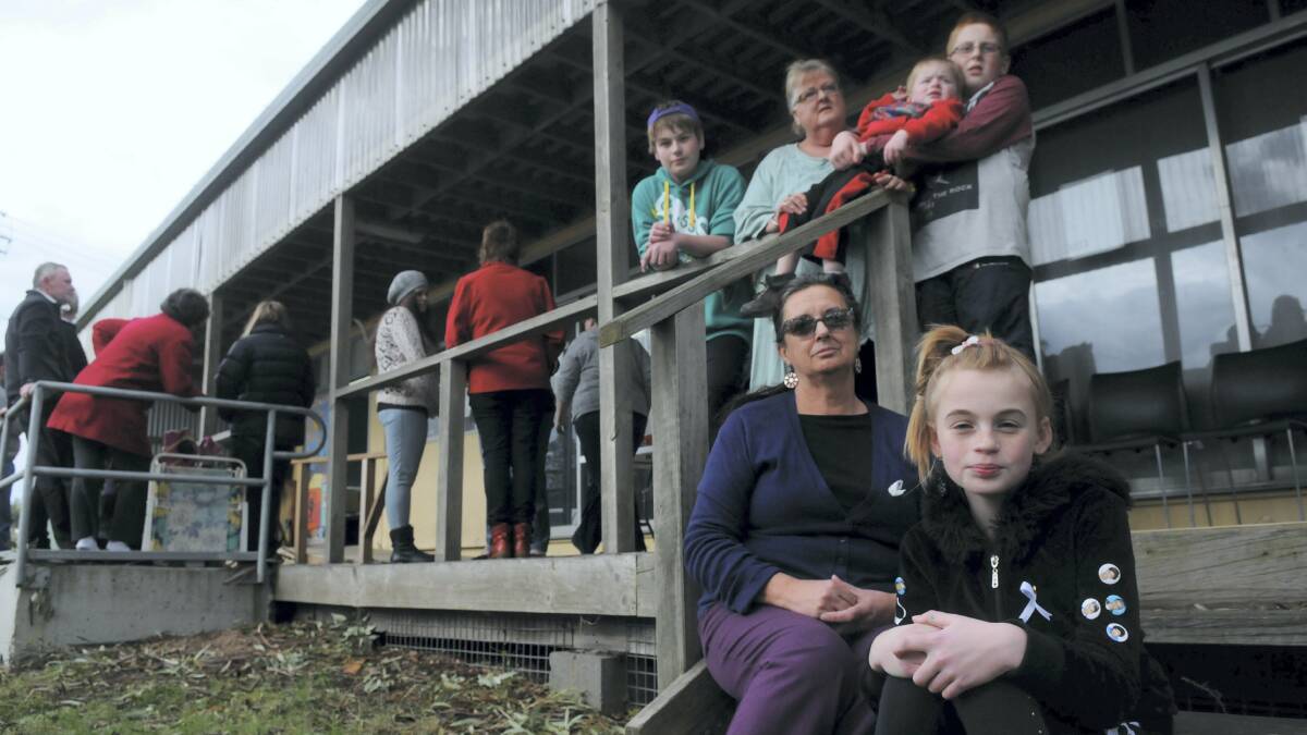Denise Delphin, of the Northern Suburbs Community Centre, with Grace Holton, 10, and Donna Kupsch with Jack, 13, Kacey, 2 and Alex Holton, 11. Picture: PAUL SCAMBLER
