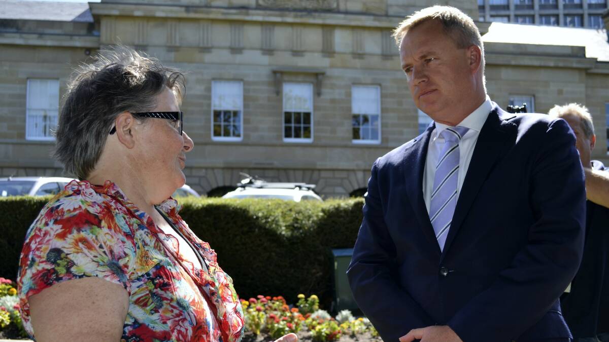 Hobart mother Theresa O’Leary expresses her concern over class sizes to Education Minister Jeremy Rockliff.
