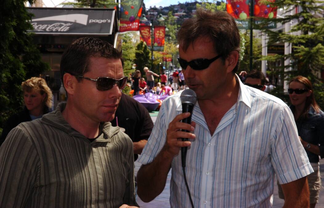 Cadel Evans interviewed by Mike Tomalaris at the 2007 Launceston Cycling Classic.