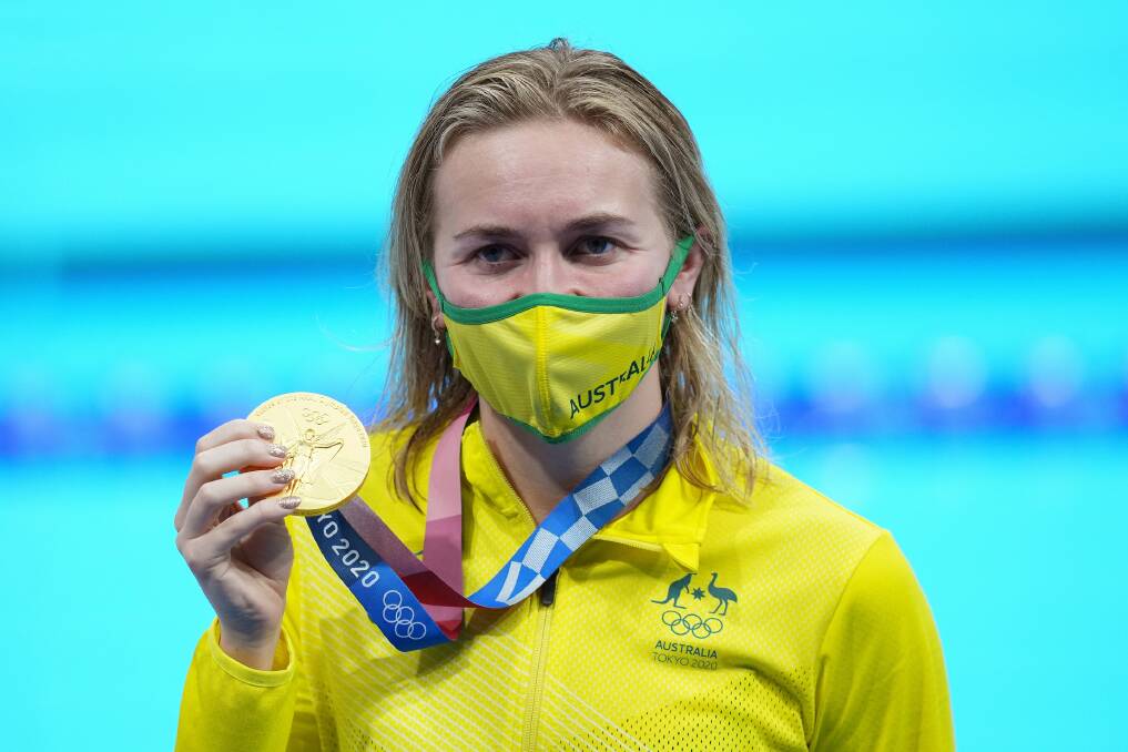 Ariarne Titmus displays her gold medal from the women's 200m. Picture: AAP