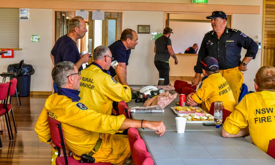 TEAMWORK: Regional Chief Jeff Harper briefs NSW Firefighters Picture: Neil Richardson.