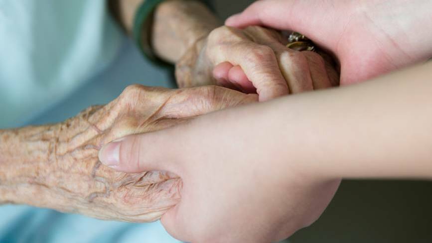 Tasmanian aged care residents can't afford phones: advocates say