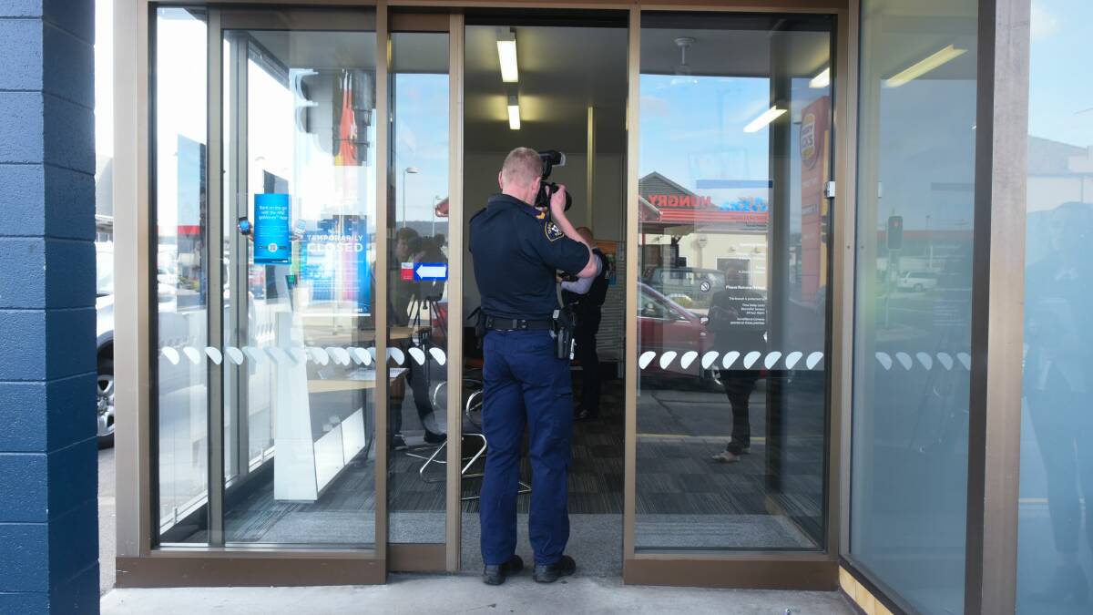 Police investigate robbery at ANZ bank in September 2017. 
