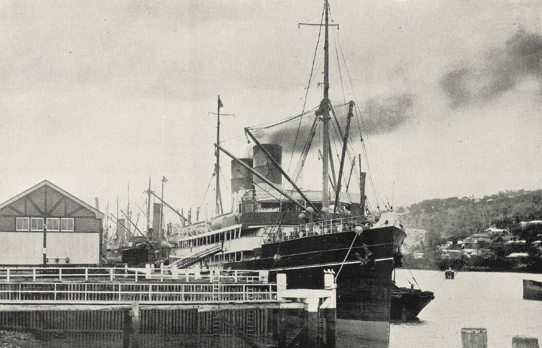 The Bass Strait ferry Nairana at Kings Wharf in November 1922. Photo by The Weekly Courier.