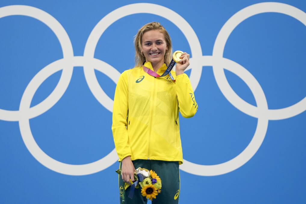 WONDER WOMAN: Ariarne Titmus holds up her gold medal. Picture: AAP