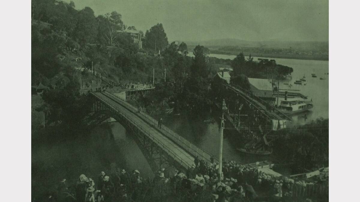 Construction of King's Bridge in 1904.