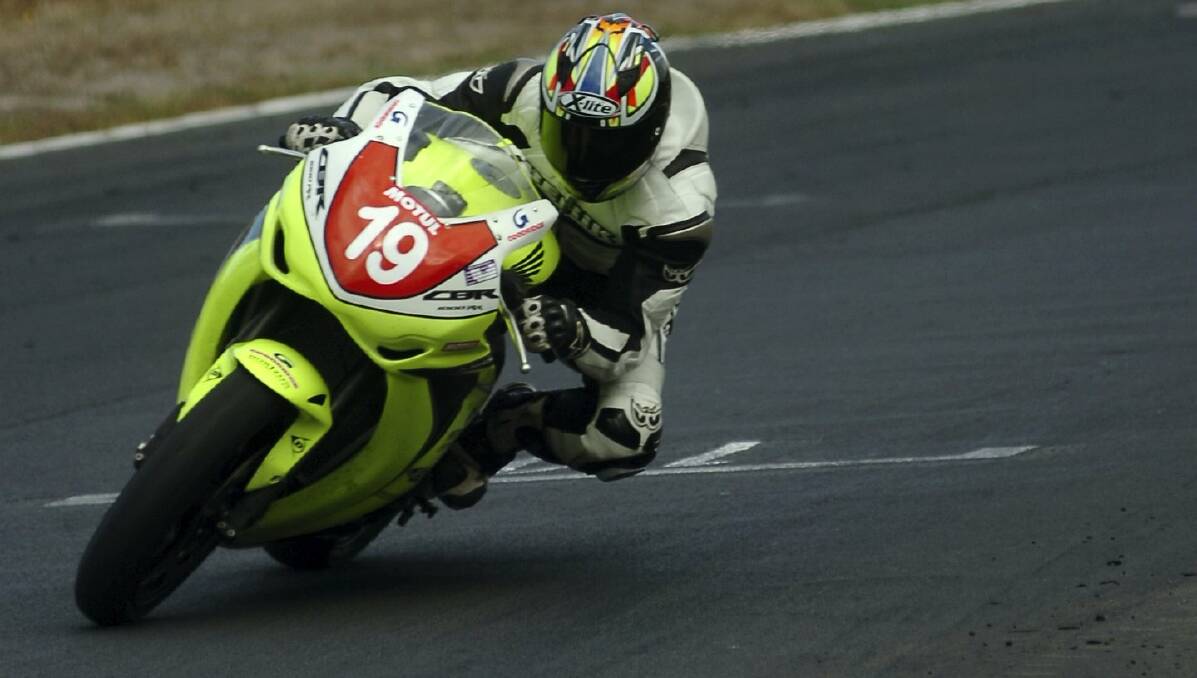  Hobart's Brett Simmonds will be pushing it all  the way in Sunday's final round of the  Sports Riders Motorcycle Club and Tasmanian Motor Cycle Club championship  at Symmons Plains.